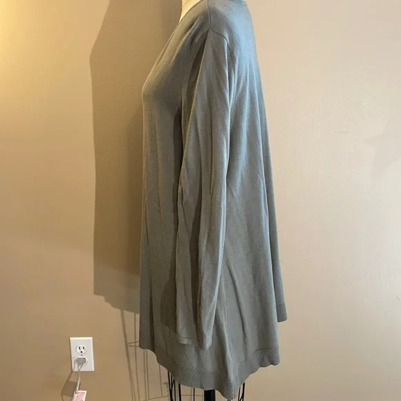 Chico’s sage green v-neck sweater tunic (size 3) - Picture 4 of 8